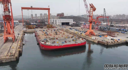 大船海工为挪威船东建造首艘半潜重型甲板驳船出坞