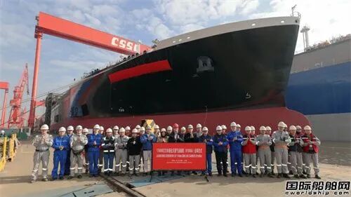 沪东中华两艘17.4万方LNG船同步出坞